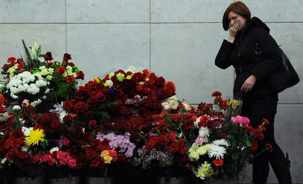 Сон покойник дарит цветы. Цветы на похороны. Букет роз на кладбище. Цветы на прощание.