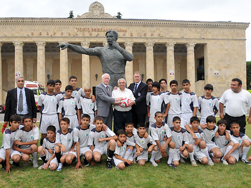 Ветераны английского и немецкого футбола почтили память азербайджанского арбитра – ФОТО