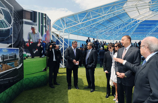 Президент Азербайджана Ильхам Алиев и его супруга Мехрибан Алиева приняли участие в церемонии закладки фундамента Олимпийского стадиона в Баку - ФОТО
