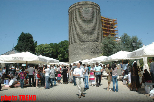 В Баку появились красочные Девичьи башни - ФОТО