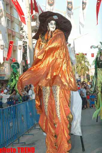 Красочный карнавал на ходулях порадует бакинцев - ФОТОСЕССИЯ