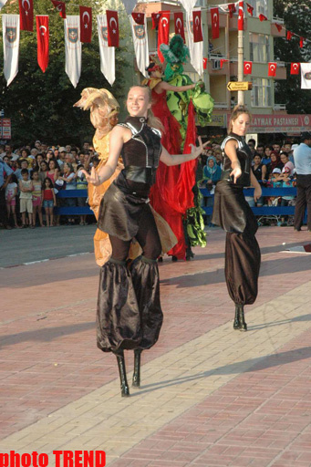 Красочный карнавал на ходулях порадует бакинцев - ФОТОСЕССИЯ