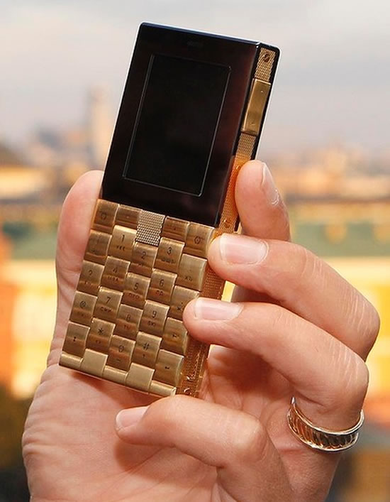 Gold mobile. Золотой телефон. Золотой мобильник. Телефон из золота. Необычные телефоны.