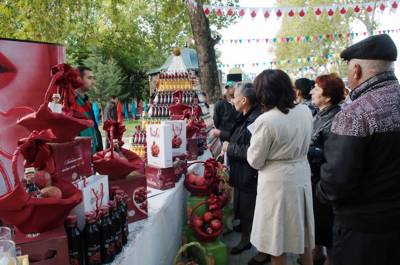 Гранат 2011. День граната в Азербайджане. Праздник гранатового сока. Гранатовая ярмарка. Фестиваль граната в Азербайджане презентации.