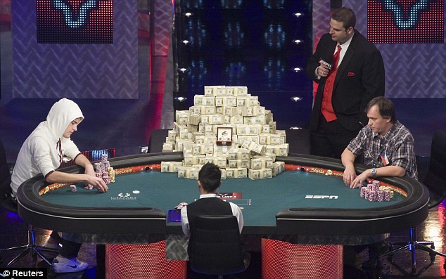 Нового чемпиона мира по покеру "утопили" в долларах - ФОТО