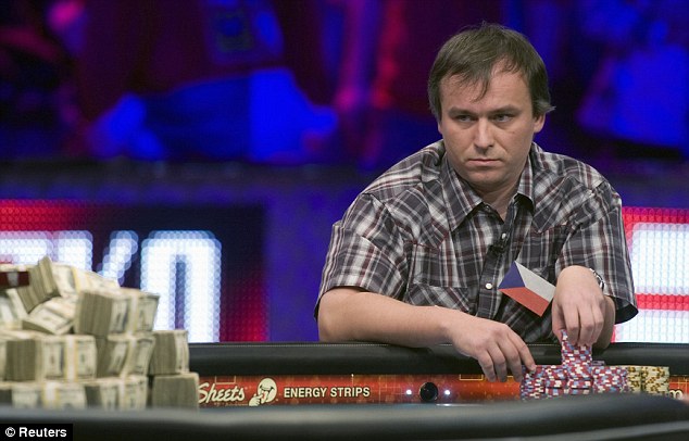 Нового чемпиона мира по покеру "утопили" в долларах - ФОТО