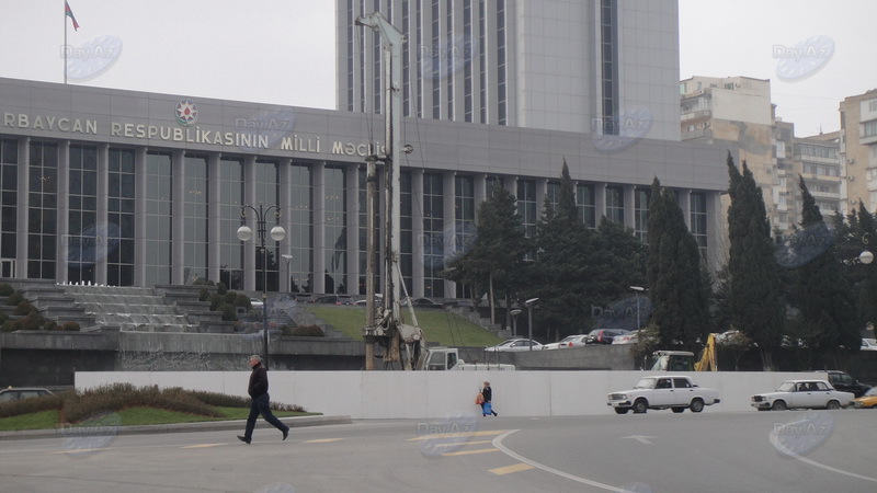 Что сооружают перед зданием Милли Меджлиса в Баку? - ФОТО