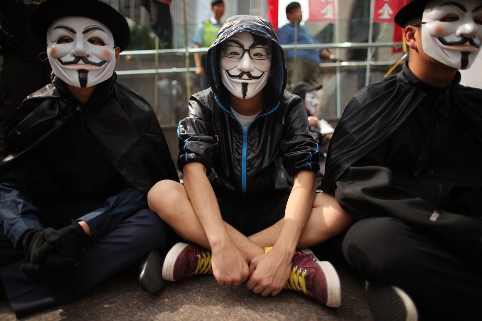 Люди едят в масках. Анонимус человек в маске Гая Фокса.