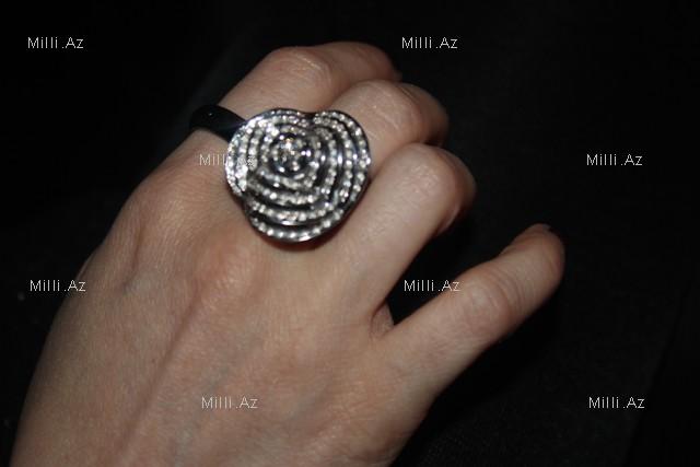 Азербайджанской певице подарили кольцо за 13 тысяч манатов - ФОТО