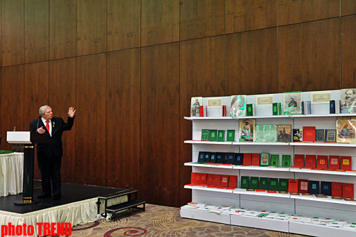Известный российский писатель-историк Рудольф Иванов презентовал в Баку новые книги - ФОТО