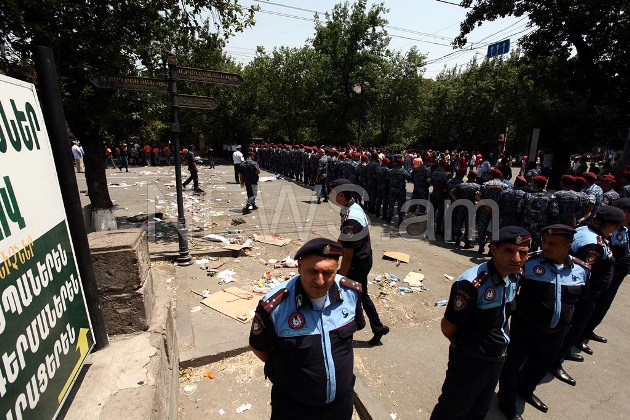 В результате разгона митинга в Ереване уже есть пострадавшие - ОБНОВЛЕНО - ФОТО - ВИДЕО