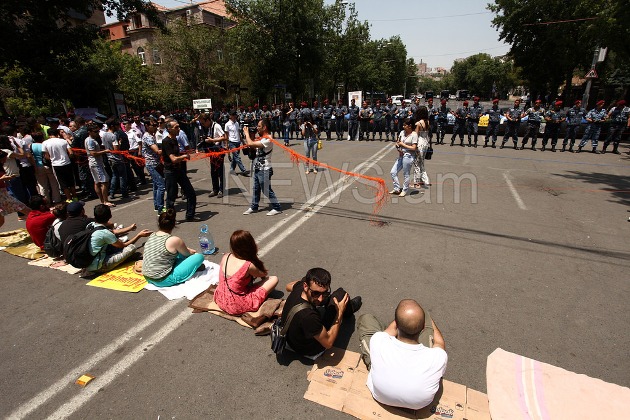 В результате разгона митинга в Ереване уже есть пострадавшие - ОБНОВЛЕНО - ФОТО - ВИДЕО