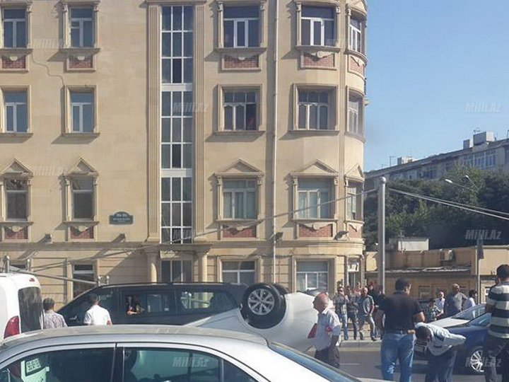 В центре Баку перевернулся автомобиль - ФОТО