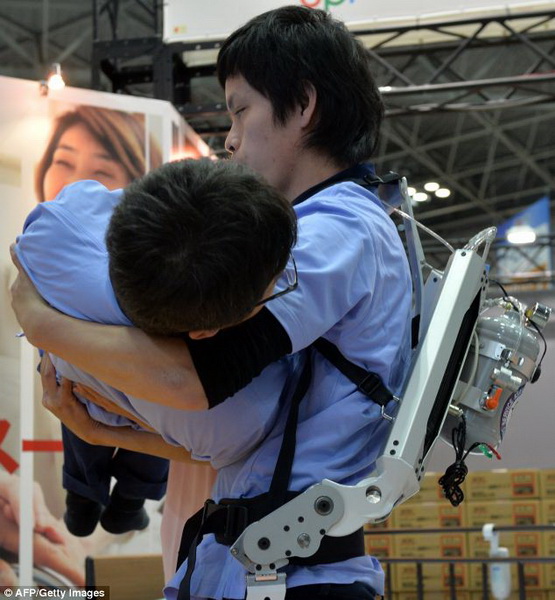 В Токио проходит крупнейшая выставка робототехники - ФОТО