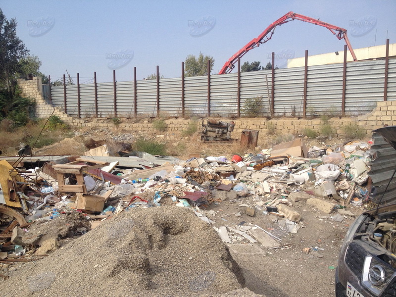 В бакинском квартале людей вынуждают жить на свалке - ФОТО