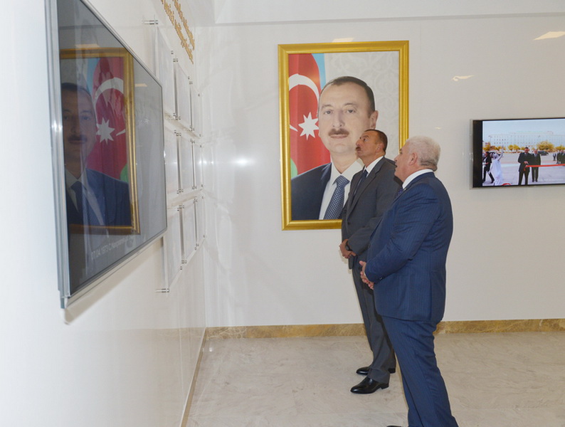 Президент Ильхам Алиев ознакомился с работами по реконструкции, проводимыми в здании ИВ Хатаинского района Баку - ФОТО