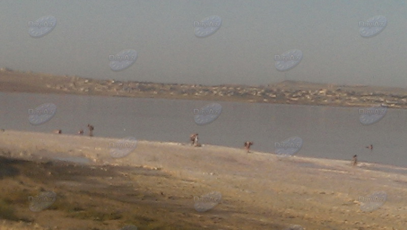 Мертвое море в Баку: почему бакинцы купаются в озерах? - ФОТО