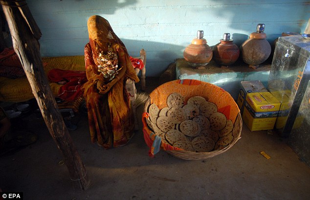 В необычной индийской деревне борются с аморальными пережитками прошлого – ФОТО