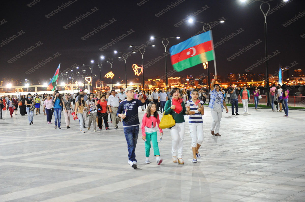 Как зрители прибывали на второй полуфинал "Евровидения" в "Baku Crystal Hall" - ФОТОСЕССИЯ