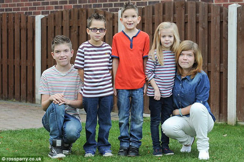 3 или 5 детей в семье. Пятеро мальчиков дети. Бедные семьи и их дети британцы. Раса британцы детей. Фото пятерых детей.