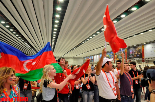 Самые активные болельщики "Евровидения 2012" в "Baku Crystal Hall" - ФОТОСЕССИЯ