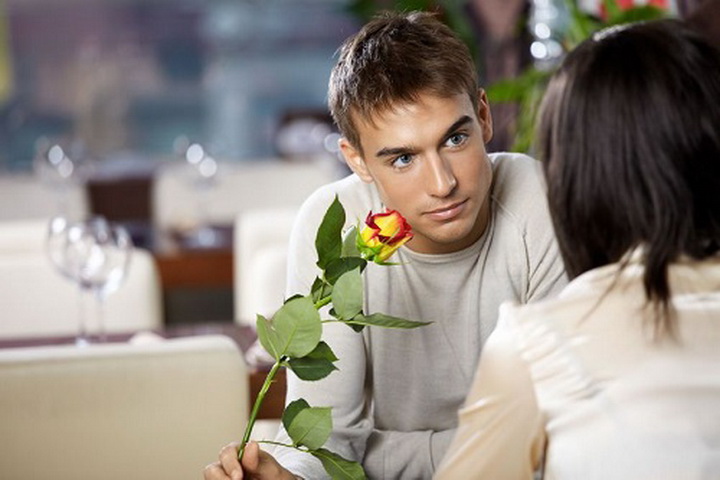 10 явных признаков, что парень флиртует с вами - ФОТО