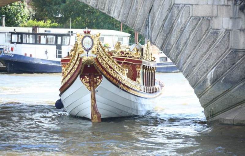 Королевская баржа потеряла позолоченную корону – ФОТО