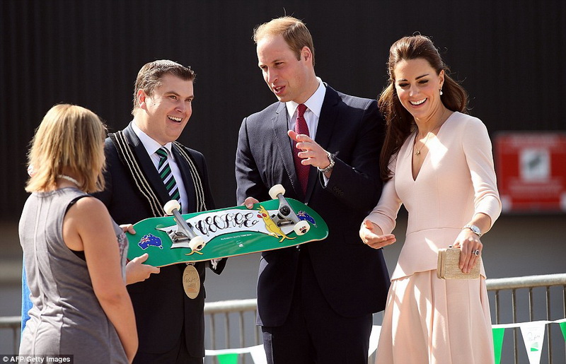 Кейт и Уильям стали диджеями, а принц Джордж получил скейт - ФОТО