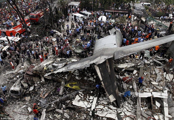 Рухнувший самолет унес жизни 141 человека - ОБНОВЛЕНО - ФОТО - ВИДЕО