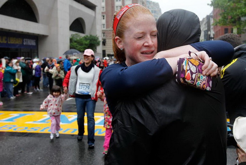 Тысячи бегунов завершили Бостонский марафон – ФОТО