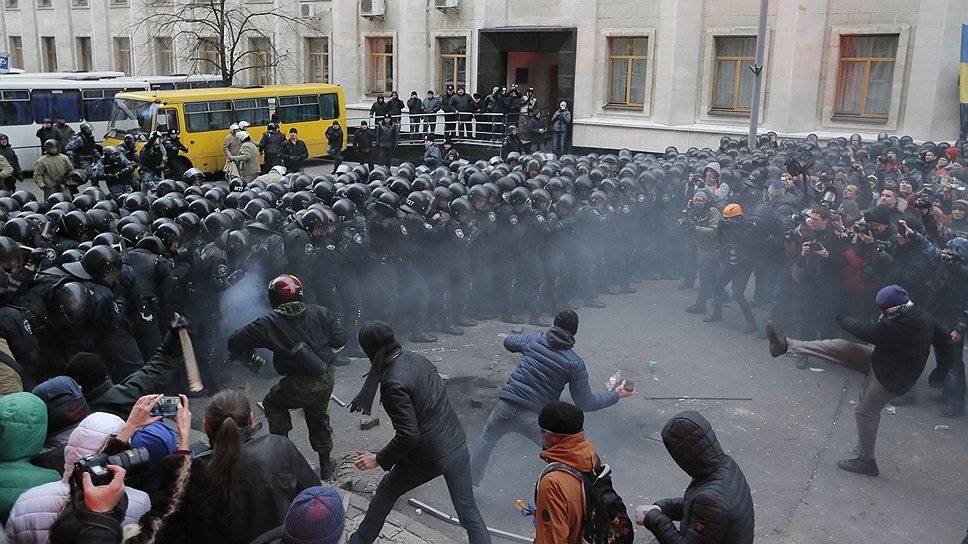 В ходе столкновений в центре Киева есть пострадавшие - ФОТО
