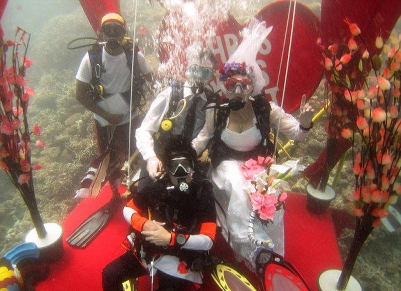 Пара аквалангистов сыграла свадьбу на глубине 12 метров - ФОТО