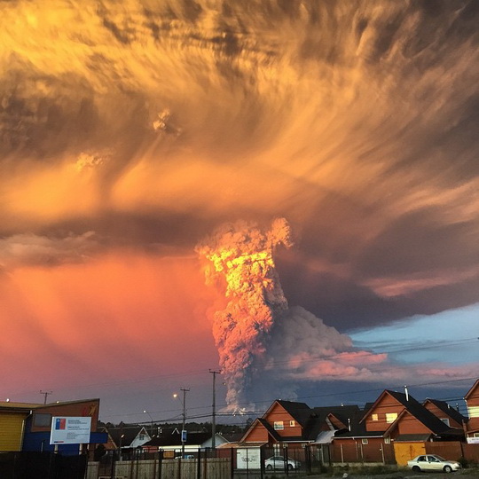 Мощное извержение вулкана в Чили: идет эвакуация - ОБНОВЛЕНО - ФОТО - ВИДЕО