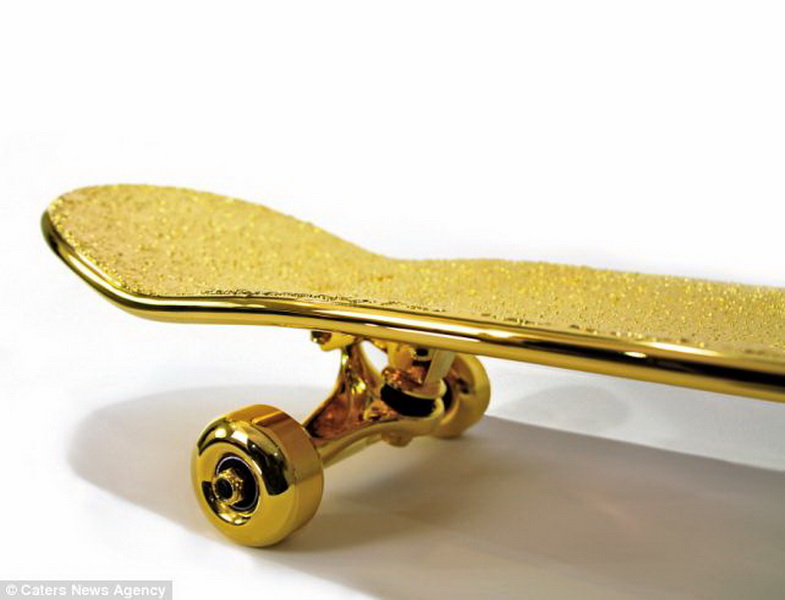 Самый дорогой скейтборд в мире, покрытый чистым золотом - ФОТО