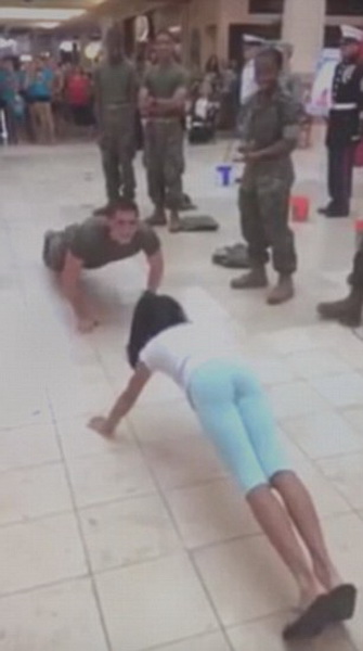 Хрупкая девочка одолела солдата армии США на глазах у толпы - ФОТО - ВИДЕО