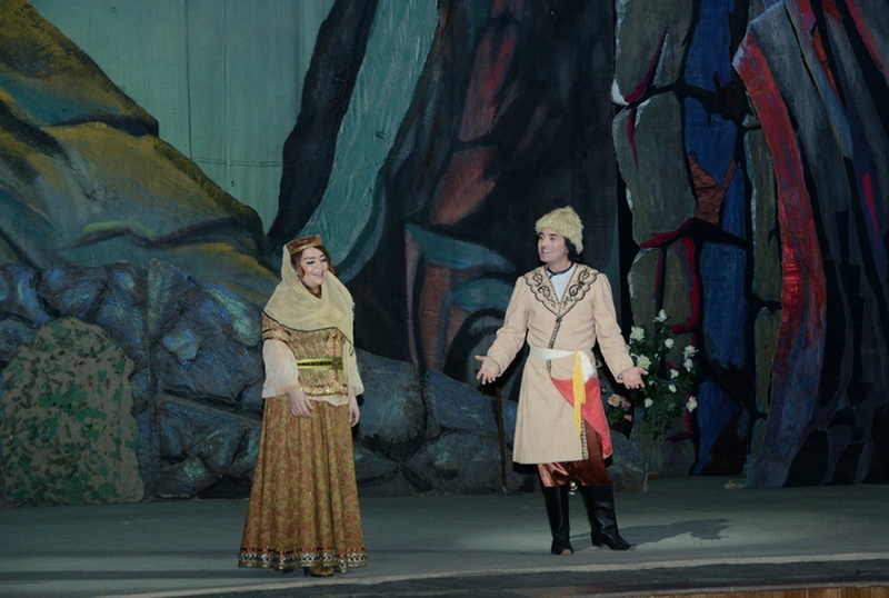 В честь 90-летия Шафиги Ахундовой показали оперу "Gəlin qayası" - ФОТО