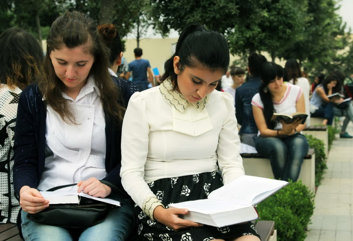 Азербайджанской молодежи прививают интерес к книгам - ФОТО