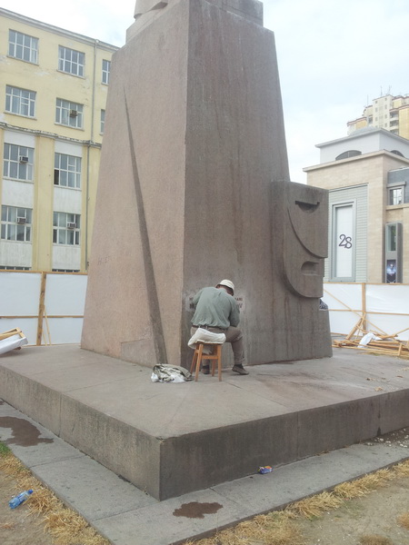 В Баку на памятнике Дж.Джаббарлы новая надпись – ФОТО