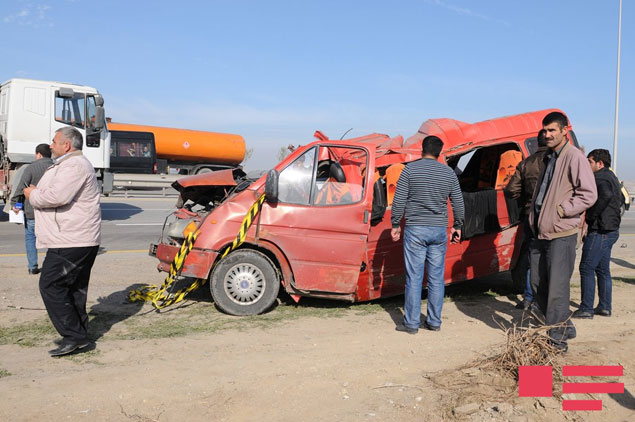 В Баку грузовик въехал в микроавтобус, есть погибшие и раненые - ОБНОВЛЕНО - ФОТО - ВИДЕО