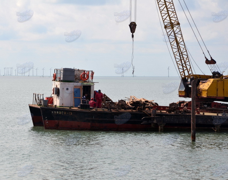 Каспий очищают от затонувших кораблей – ФОТО