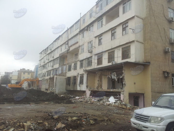 В Баку сносят незаконные пристройки к домам - ФОТО