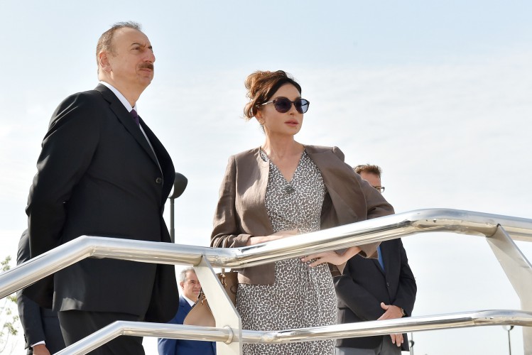 Президент Ильхам Алиев и его супруга Мехрибан Алиева приняли участие в открытии Беюкшорского бульвара и парка - ОБНОВЛЕНО - ФОТО - ВИДЕО