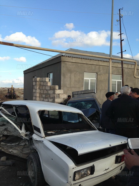 В Баку Mercedes, столкнувшись с ВАЗ-2106, разрушил забор - ФОТО