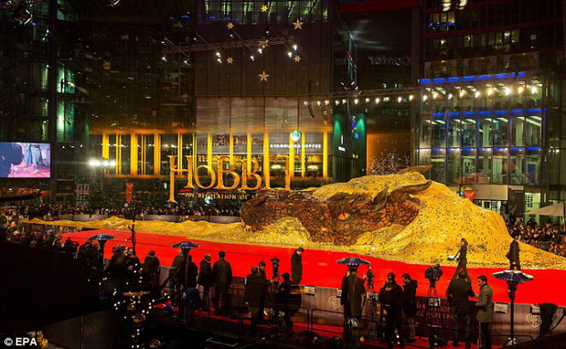 Эванджелин Лилли приковала к себе взгляды на премьере "Хоббита" - ФОТО