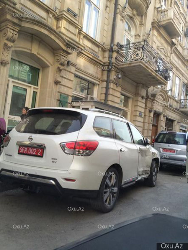 Пьяный водитель на Infiniti "помял" 8 автомобилей в Баку - ФОТО