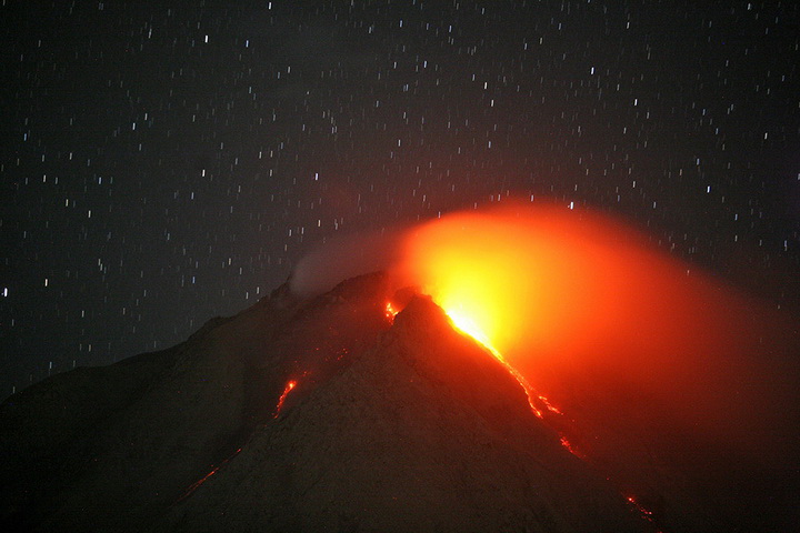 Извержение вулкана в Индонезии привело к хаосу - ФОТО