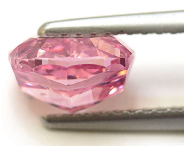 Уникальному розовому бриллианту ищут инвестора - ФОТО
