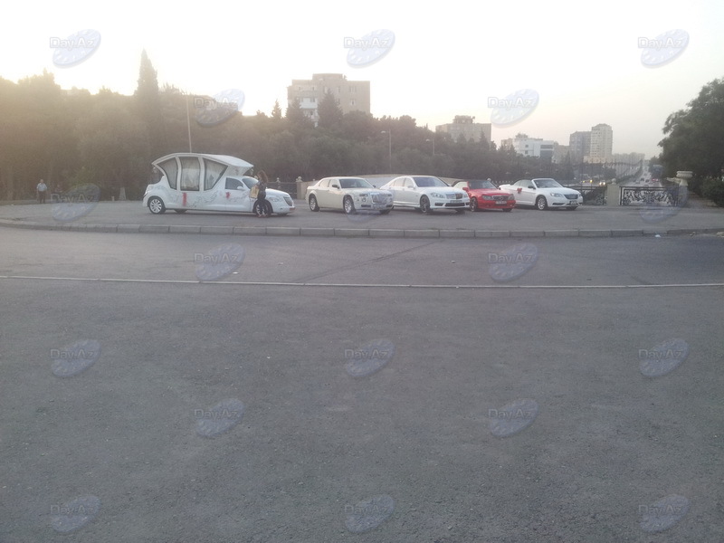 Неподходящее пристанище для свадебных авто в Баку - ФОТО