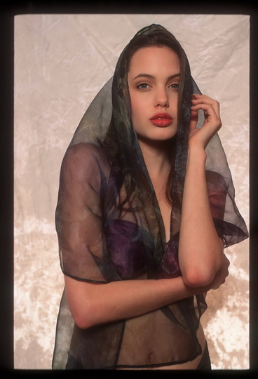 Такой Анджелину Джоли вы не видели: архивные снимки актрисы - ФОТО
