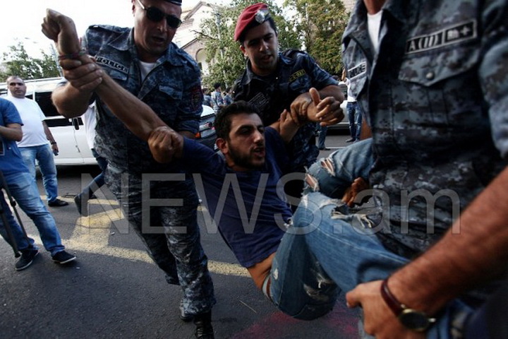 Ожесточенное противостояние в центре Еревана – ФОТО - ВИДЕО